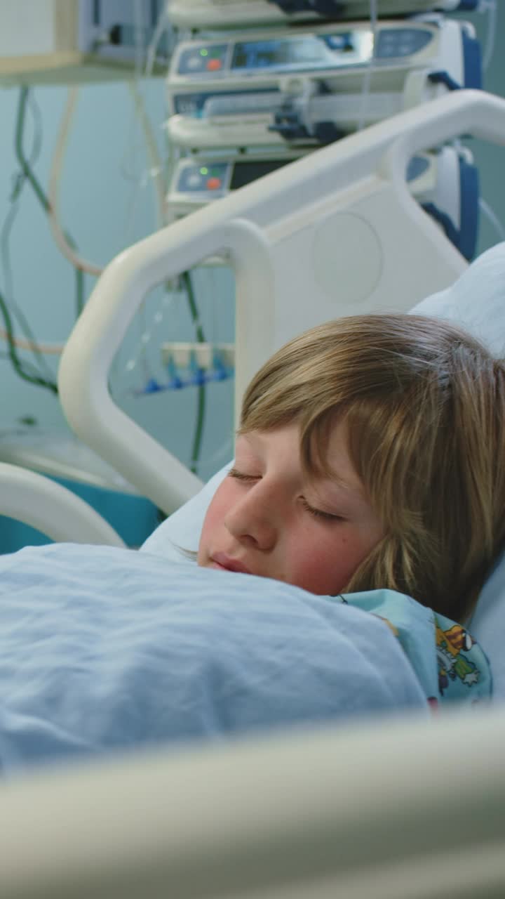 生病的男孩睡在急诊室的床上视频下载