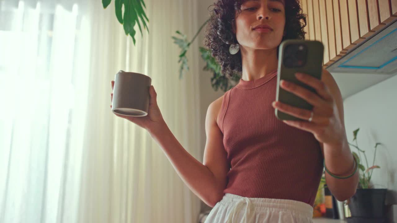 现代有健康意识的女性使用智能手机应用程序跟踪时尚厨房的营养和饮食目标视频下载
