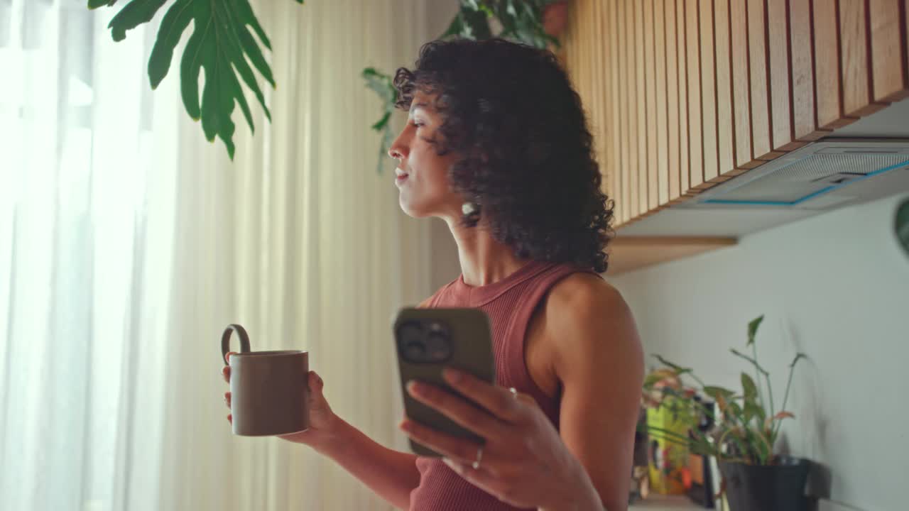 现代有健康意识的女性使用智能手机应用程序跟踪时尚厨房的营养和饮食目标视频下载