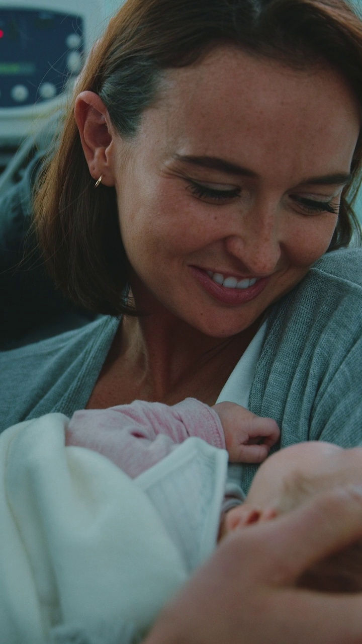 幸福的夫妇和刚出生的孩子在医院视频下载
