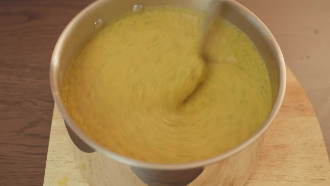胡萝卜香菜汤拌匀调味视频素材