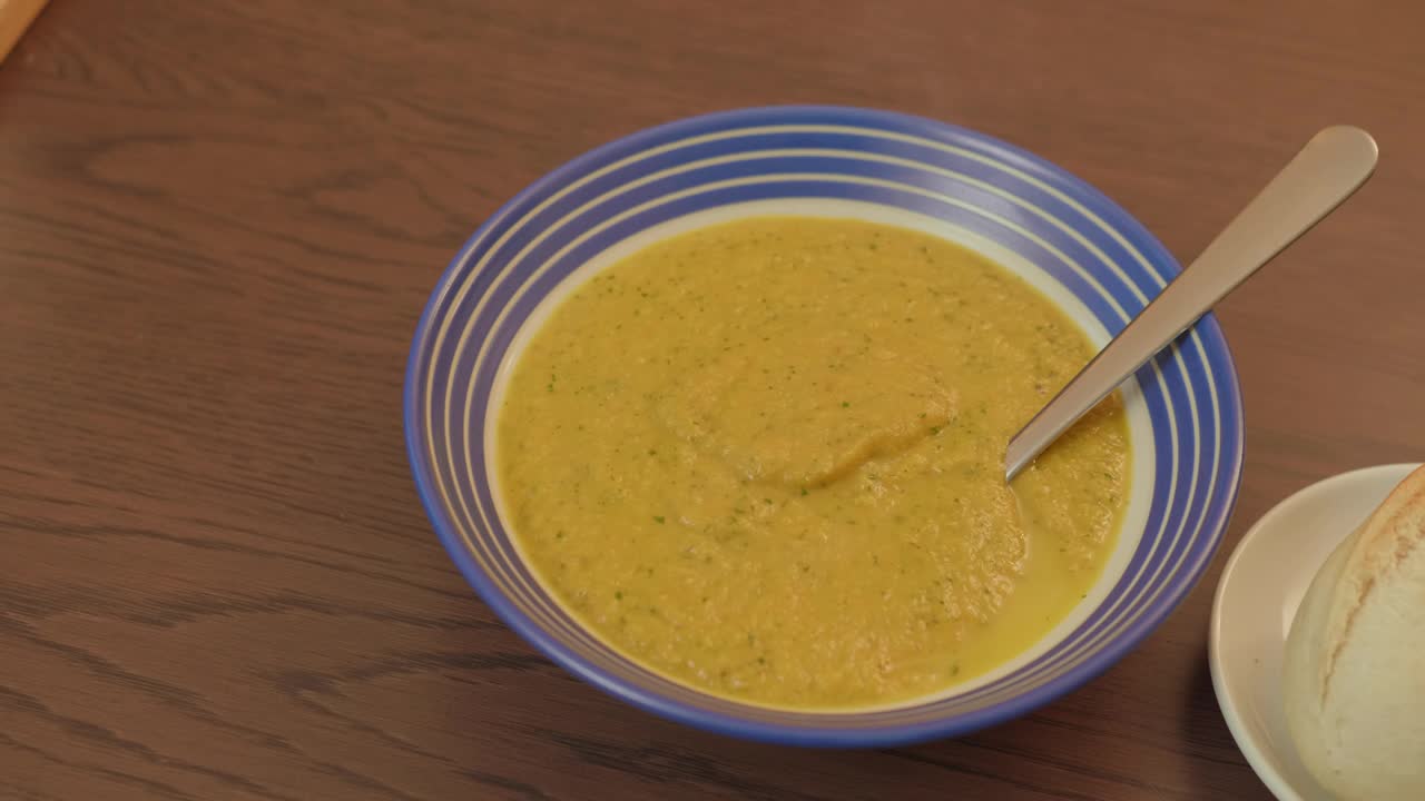 胡萝卜香菜汤配硬皮面包卷视频素材