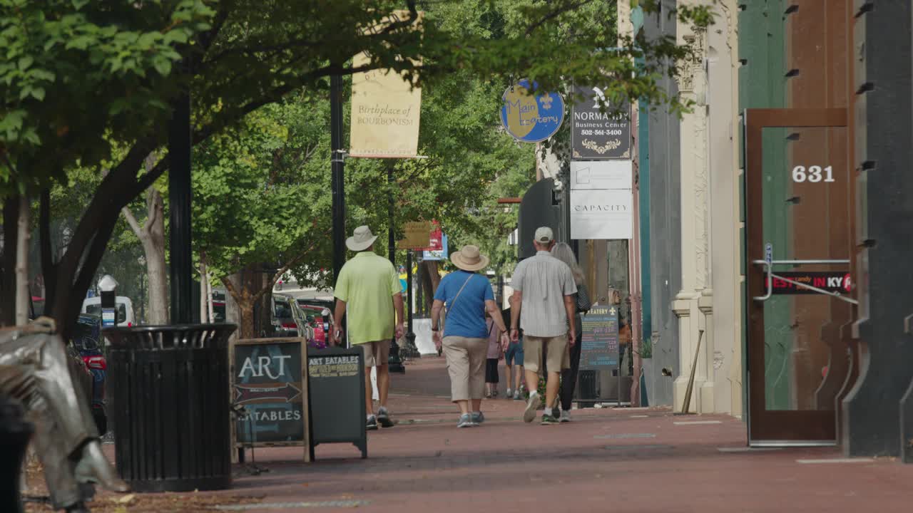 游客走在城市人行道上/美国肯塔基州路易斯维尔视频下载