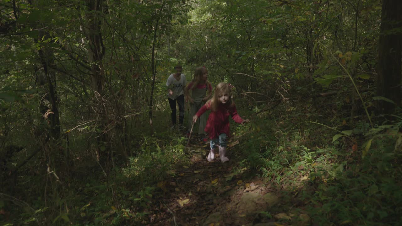 跟踪拍摄在森林里徒步旅行的女孩/美国肯塔基州Goshen视频下载