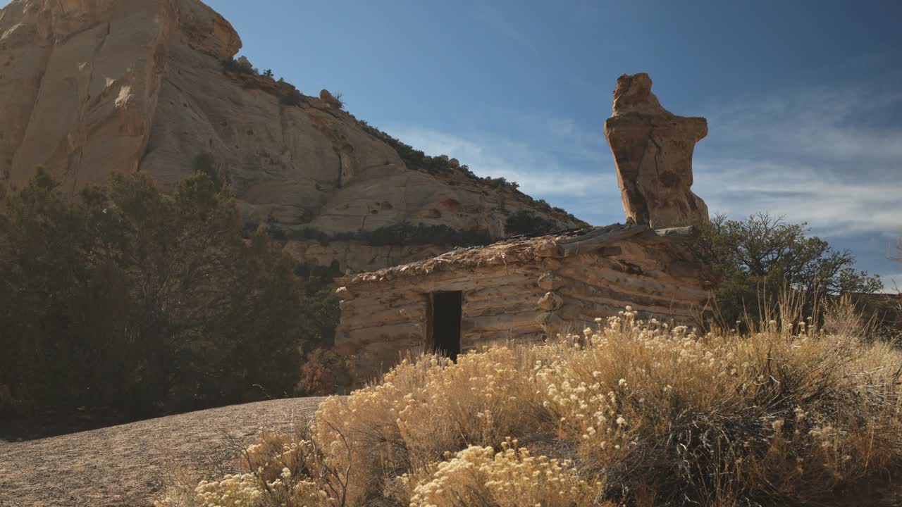 低角度接近废弃的Swasey小屋/犹他州，美国视频下载