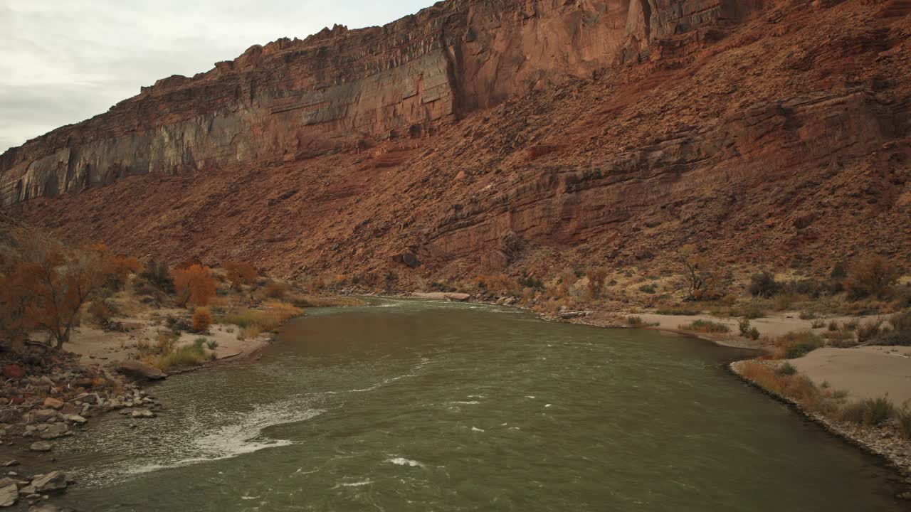科罗拉多河附近的悬崖/城堡谷立交桥景观，犹他州，美国视频下载