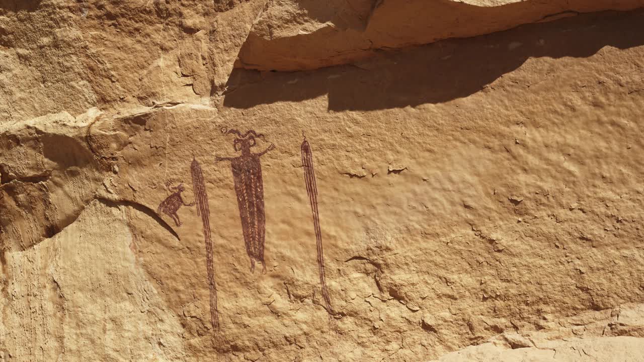 印第安人岩壁上的历史象形文字/犹他州，美国视频下载