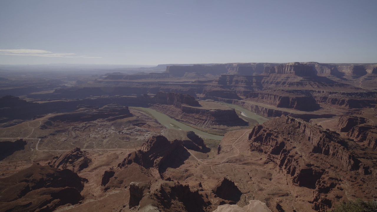 科罗拉多河蜿蜒穿过岩层/美国犹他州的空中立交桥景观视频下载