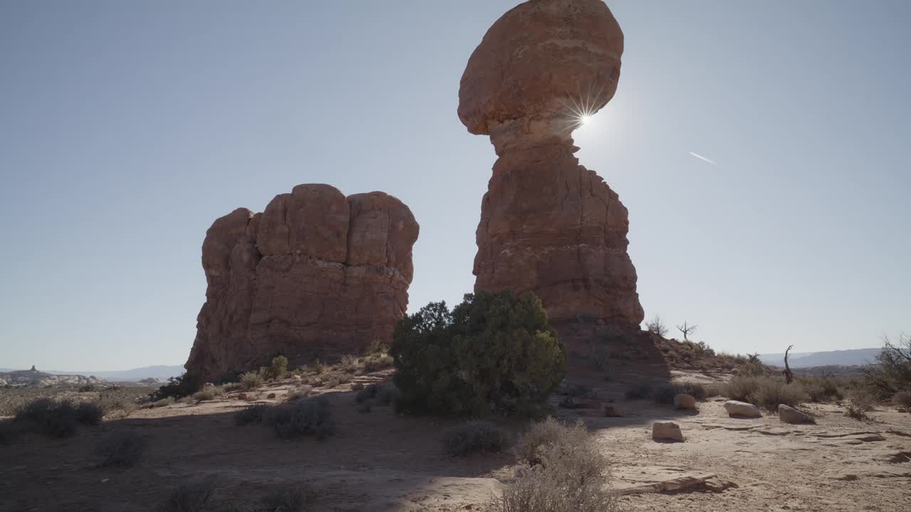 拱门国家公园平衡岩后面的阳光/摩押，犹他州，美国视频下载