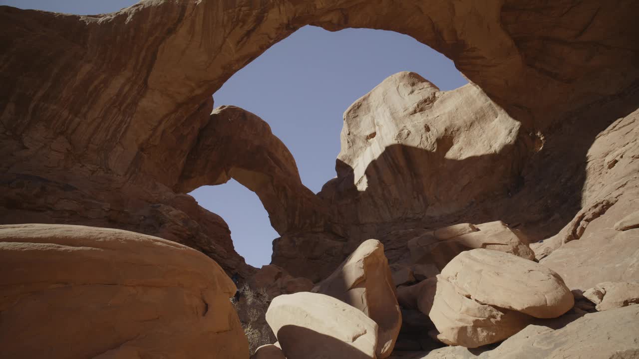 在拱门国家公园/摩押，美国犹他州双拱门岩层的阴影视频下载