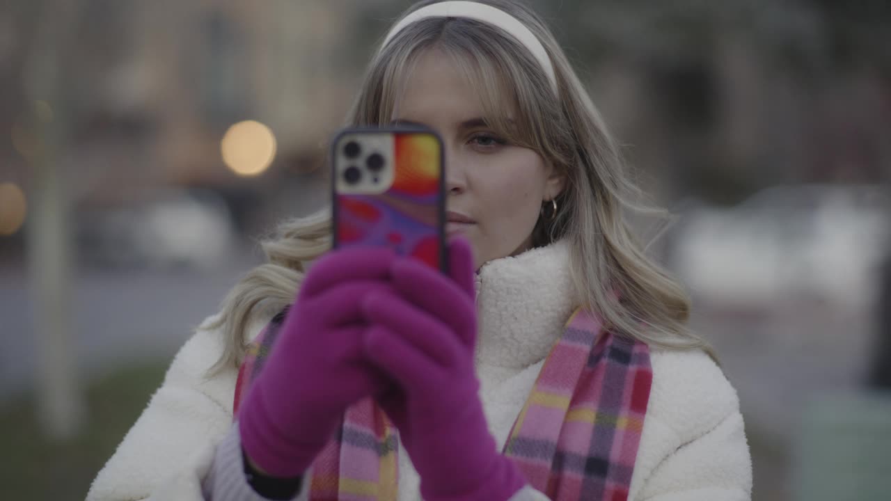 女人用手机拍摄隐含人物的特写/普罗沃，犹他州，美国视频下载