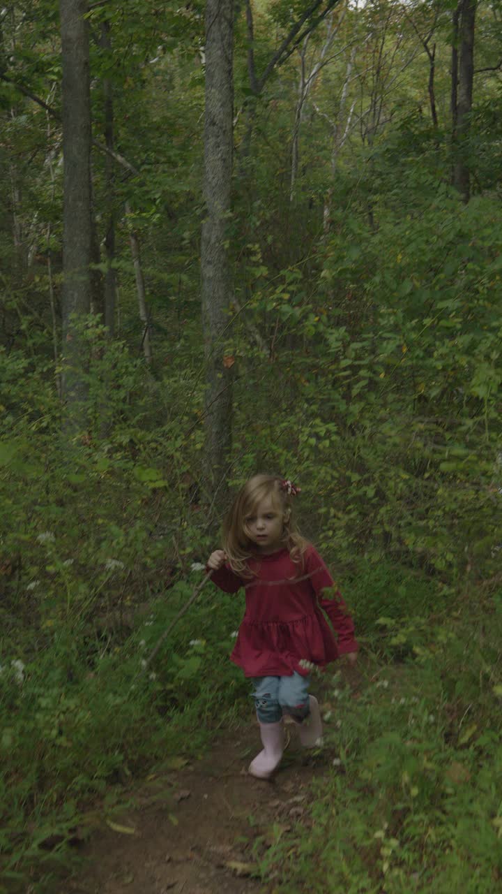跟踪拍摄微笑的女孩在森林徒步旅行-垂直视频/戈申，肯塔基州，美国视频下载