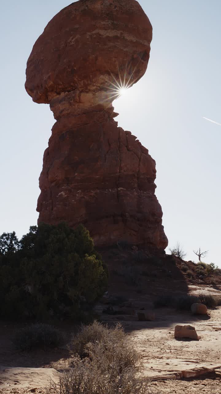 阳光背后的平衡岩拱门国家公园-垂直视频/摩押，犹他州，美国视频下载