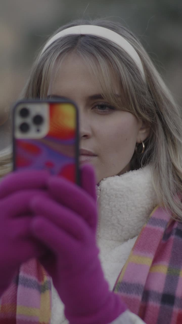 女人用手机拍摄隐含人物的特写——垂直视频/普罗沃，犹他州，美国视频下载