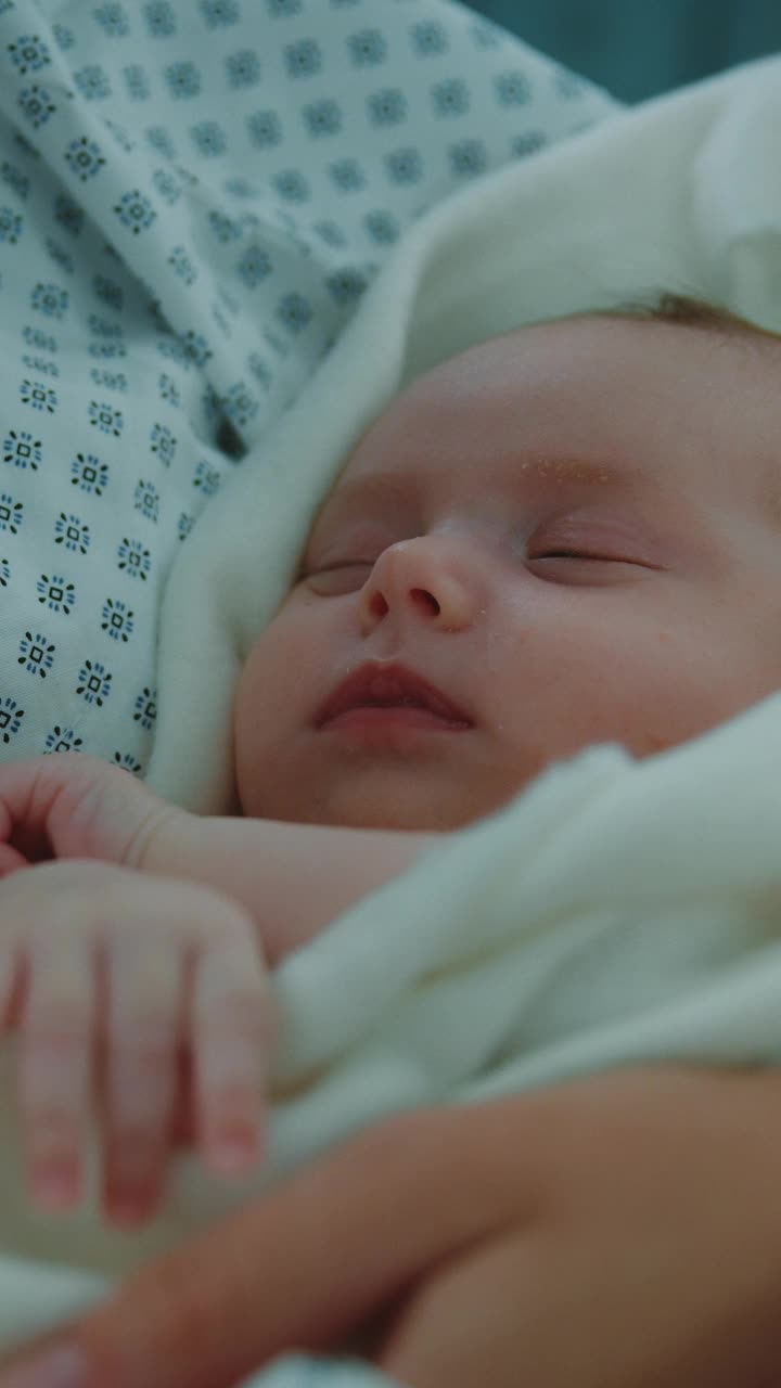 母亲在医院里欣赏熟睡的新生儿视频下载
