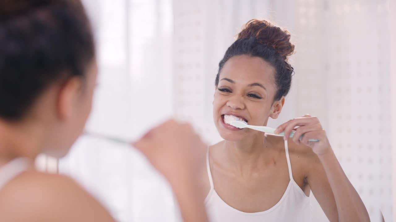 牙科，刷牙和微笑与脸的妇女口腔卫生，晨间例行或自我保健。在浴室淋浴、清洁或保健时，用女孩和牙刷进行美容、化妆品和修饰视频下载