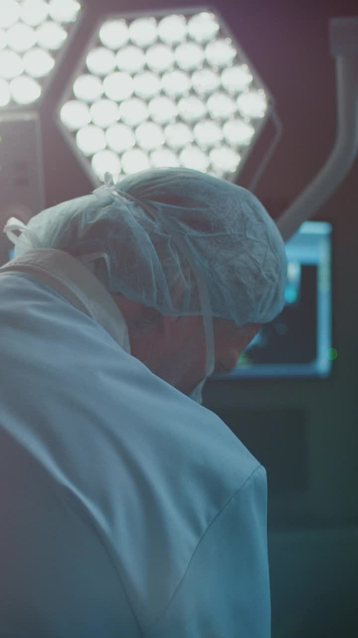 成熟的男性外科医生正在给病人做手术视频下载