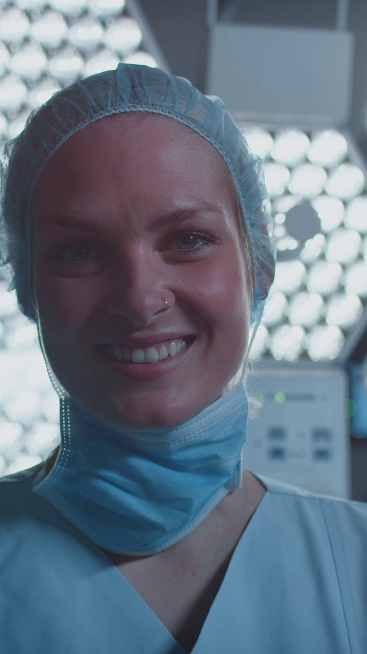 微笑的护士对着明亮的手术灯视频下载
