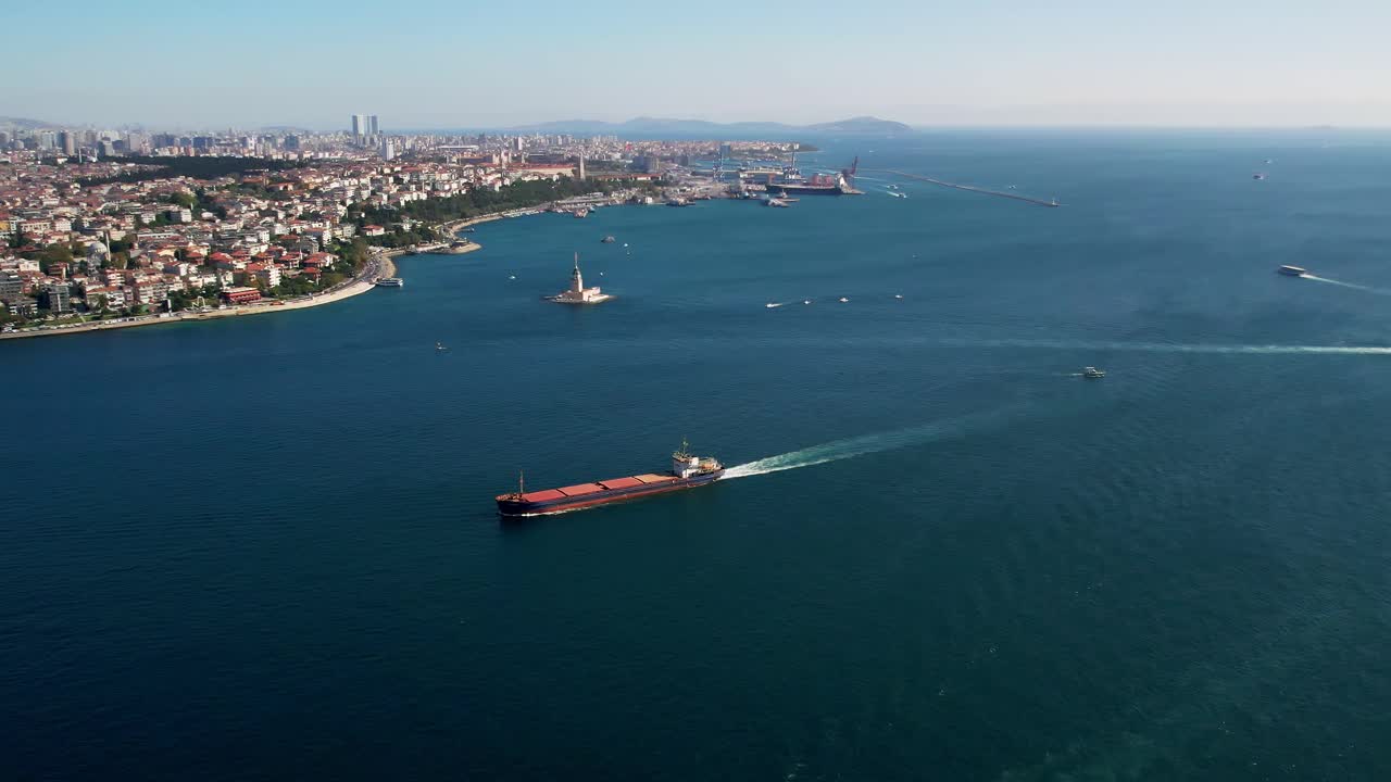 大型货轮在蓝海海上航行，用于物流进出口、海运或运输。航拍图货船驶过博斯普鲁斯海峡，金角，伊斯坦布尔。火鸡。视频素材