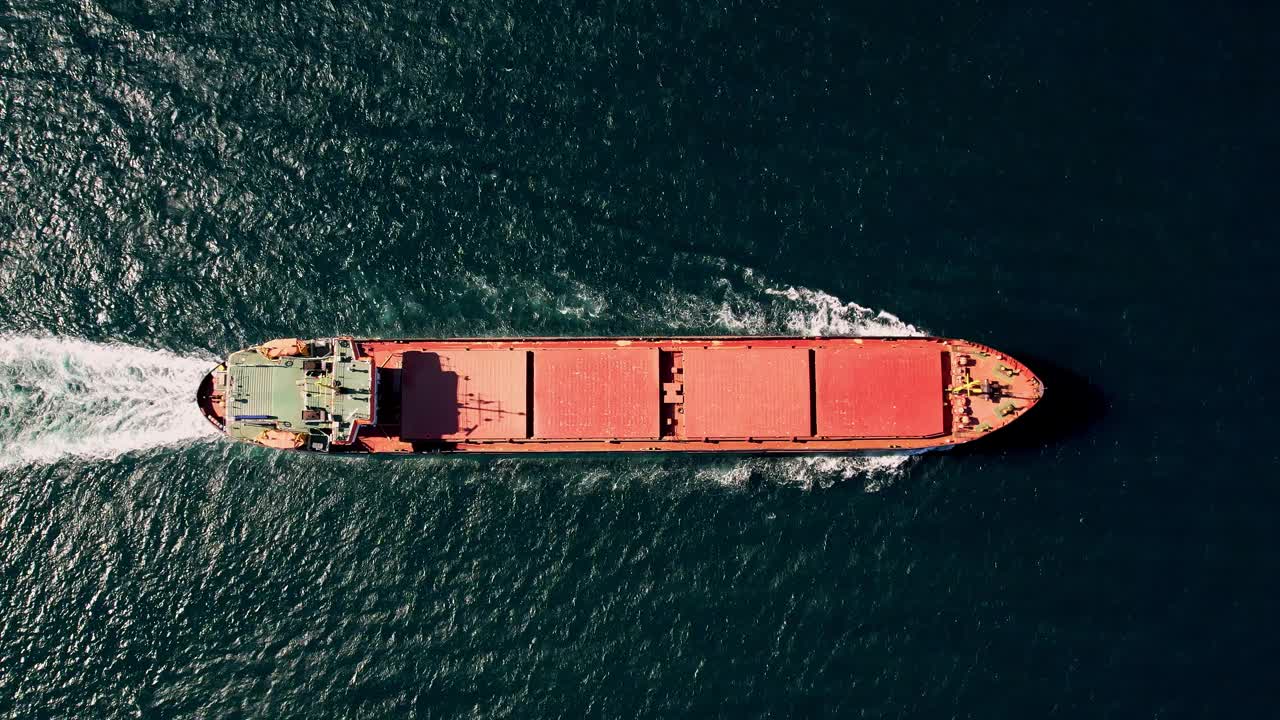 大型货船在蓝海上进行物流进出口、船运或运输的鸟瞰图。视频下载