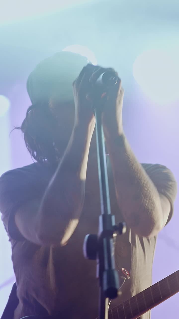 歌手在舞台上表演视频下载