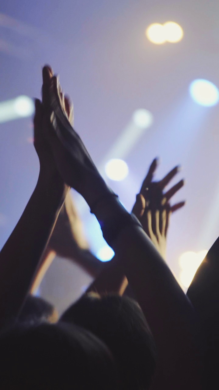 音乐会上的人们挥手拍手视频下载