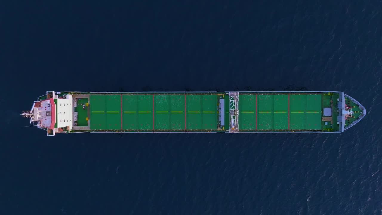 从上向下鸟瞰停泊在海上的绿色大型杂货船视频素材