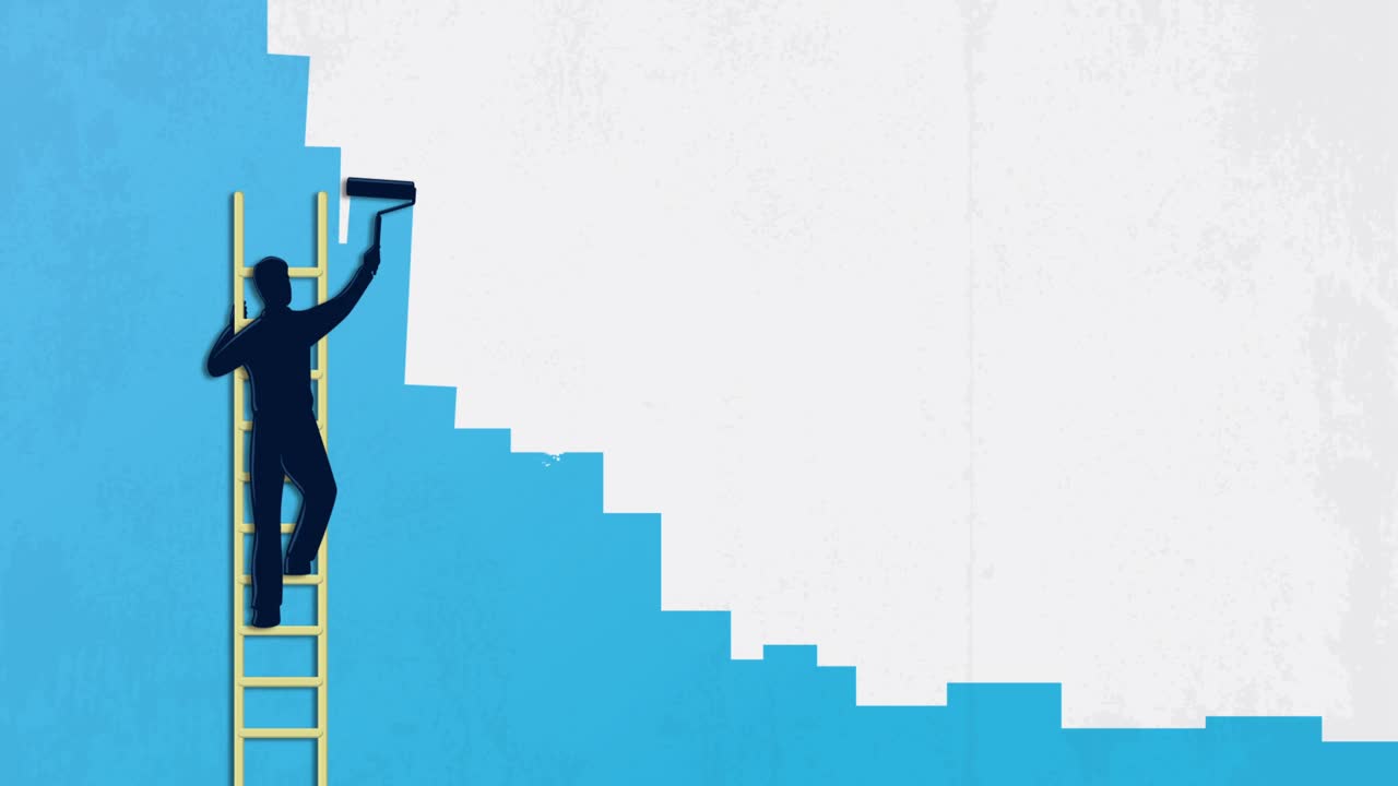 一名男子在一架有复制空间的梯子上画蓝白墙视频下载