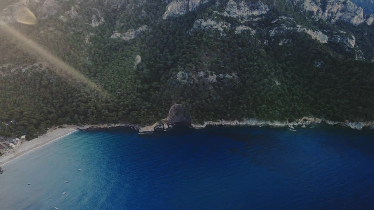 卡巴克湾鸟瞰图，爱琴海费特希耶，土耳其穆拉。视频下载