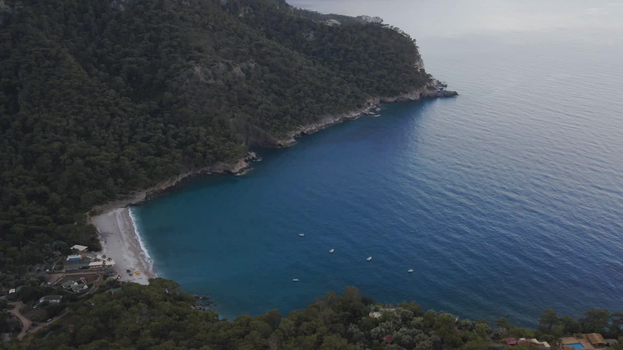 卡巴克湾鸟瞰图，爱琴海费特希耶，土耳其穆拉。视频下载
