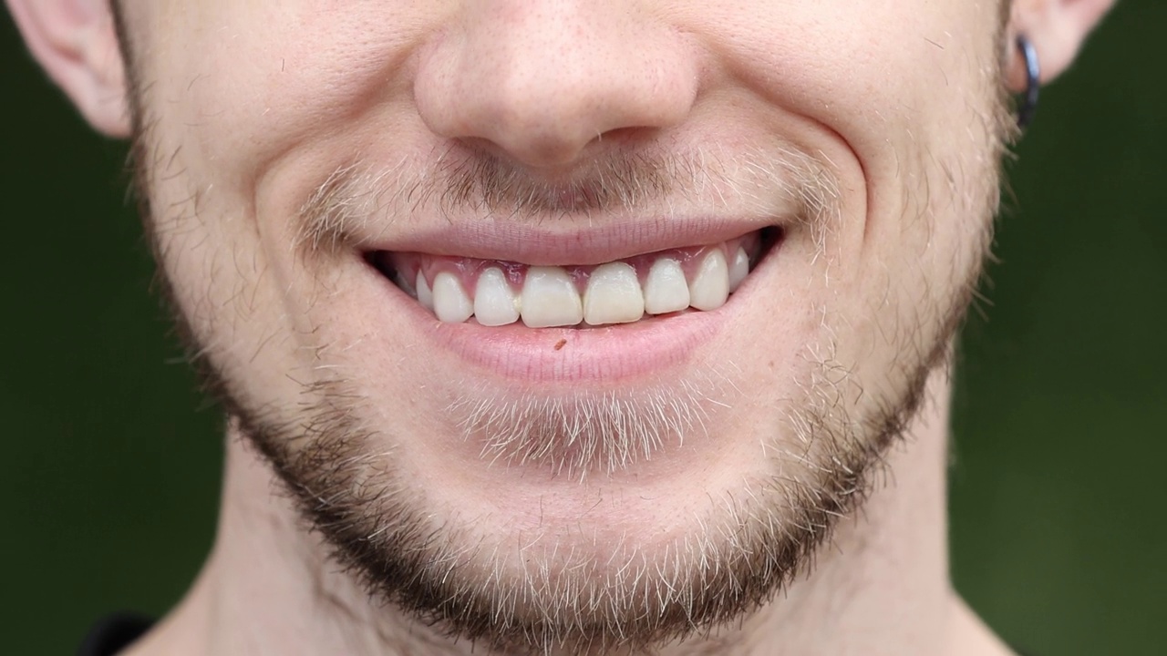 快乐微笑的男人特写。嘴唇和白色的牙齿。明亮表达情感的乐趣和快乐的生活方式。高品质4k画面视频下载