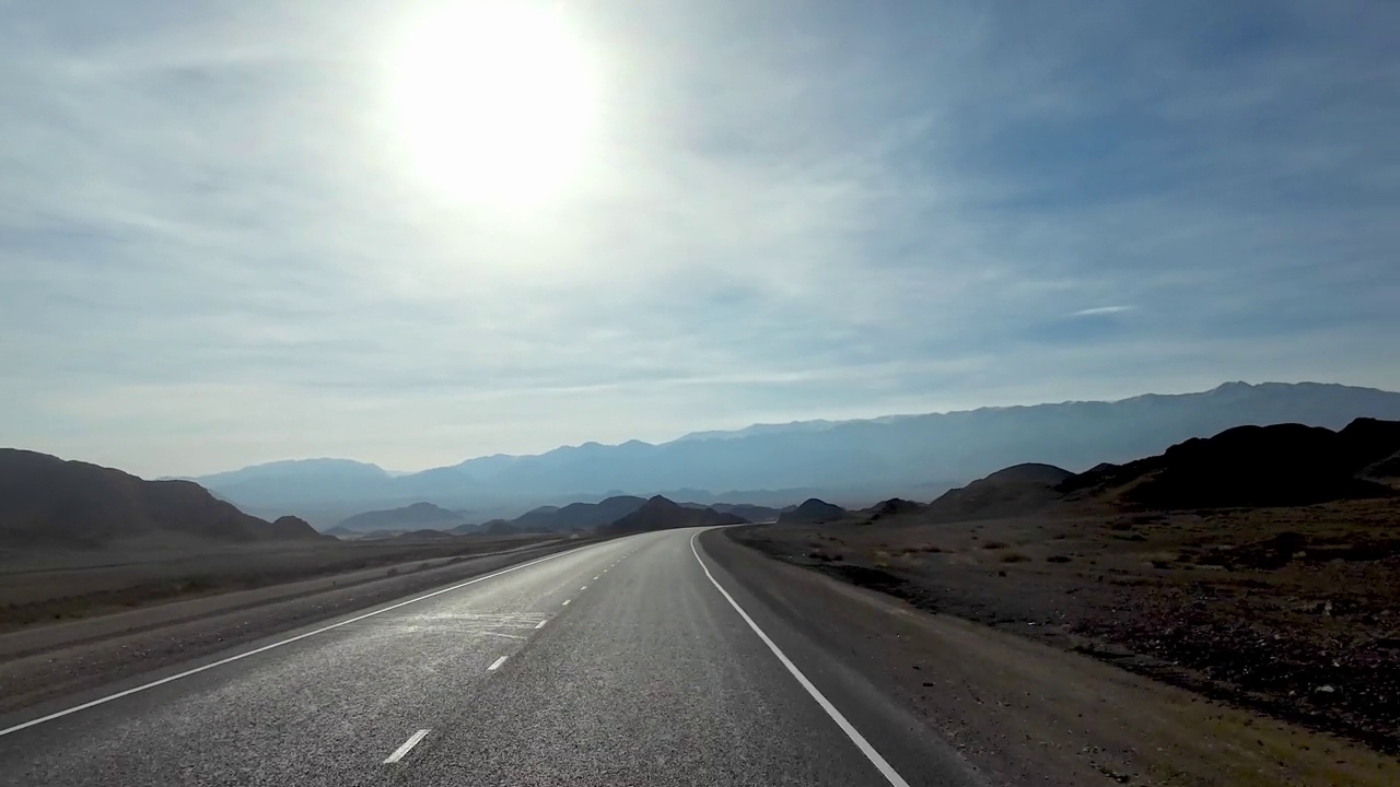 穿过山脊前半干旱区的空旷道路视频下载