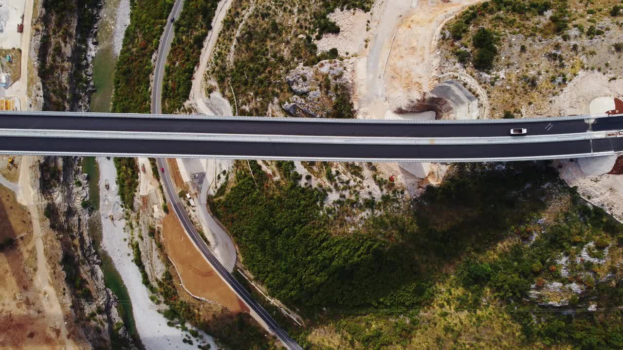 欧洲黑山莫拉卡河峡谷上新的现代化昂贵公路沥青双车道公路桥的无人机视图。风景如画的山谷中的钢筋混凝土桥高速公路视频下载