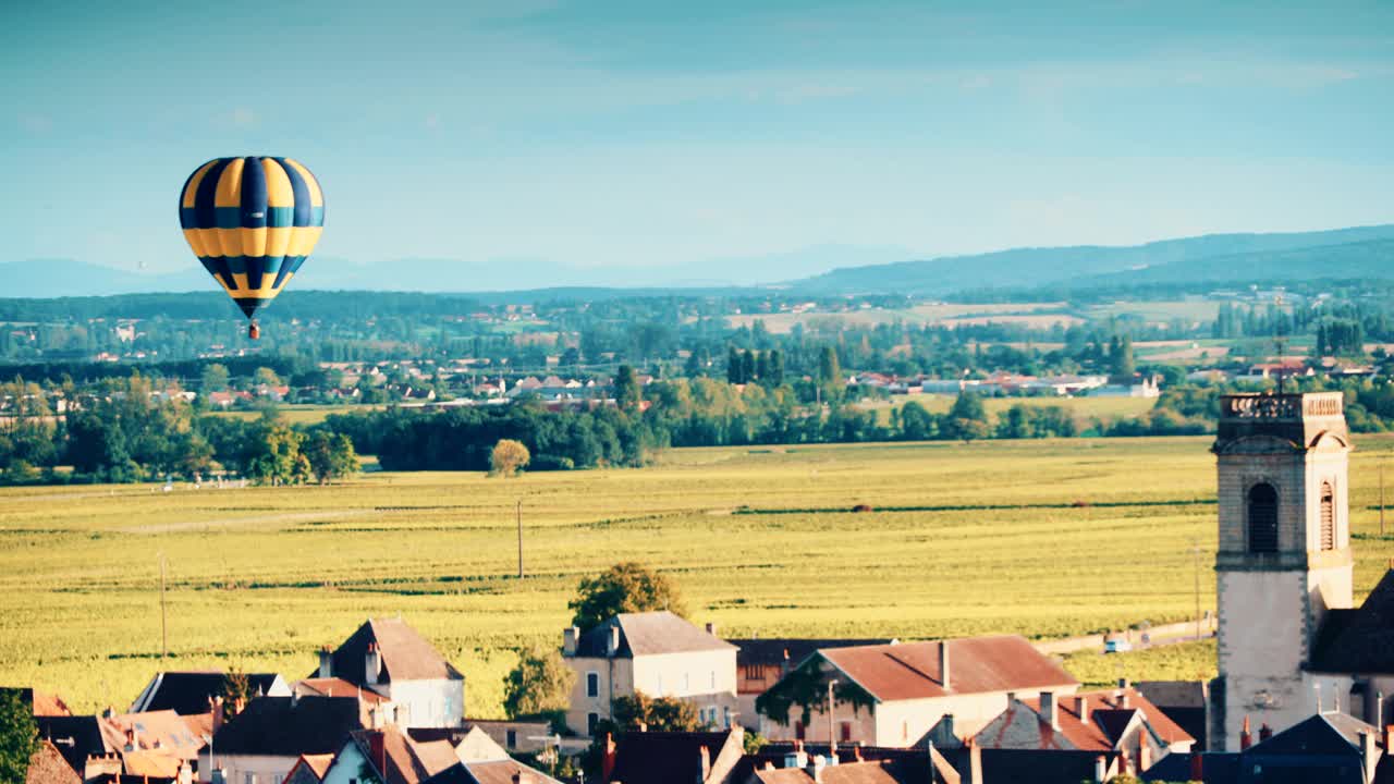 乘坐气球飞越法国的Pommard村视频下载