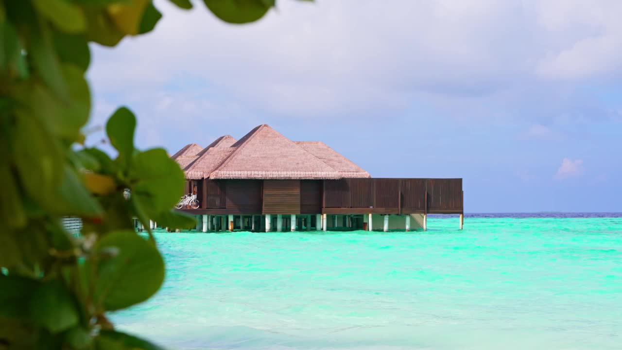 马尔代夫豪华度假胜地的低角度视图视频下载