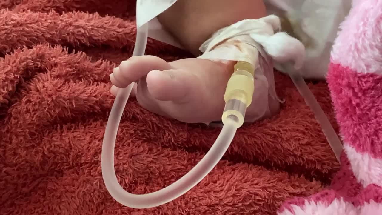 新近出生的婴儿脚部用唾液溶液行视频下载