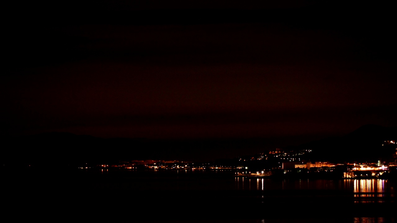 与Nerja镇在海边过夜。时间流逝视频下载