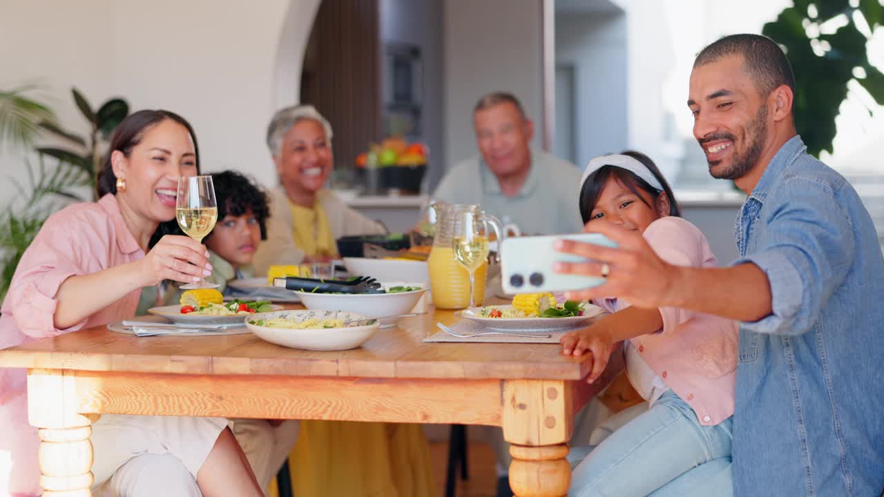 大家庭，微笑或自拍庆祝晚餐，并将食物或照片发布在社交媒体上。照片，快乐或祖父母在家里吃饭或早午餐与妈妈，孩子或爸爸视频下载