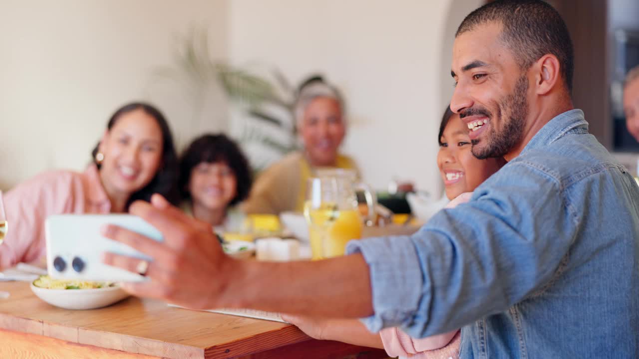 大家庭，开心的或自拍的晚餐庆祝活动，连同食物或照片发布在社交媒体上。照片，微笑或祖父母在家里吃饭或早午餐，与妈妈，孩子或爸爸建立联系视频下载