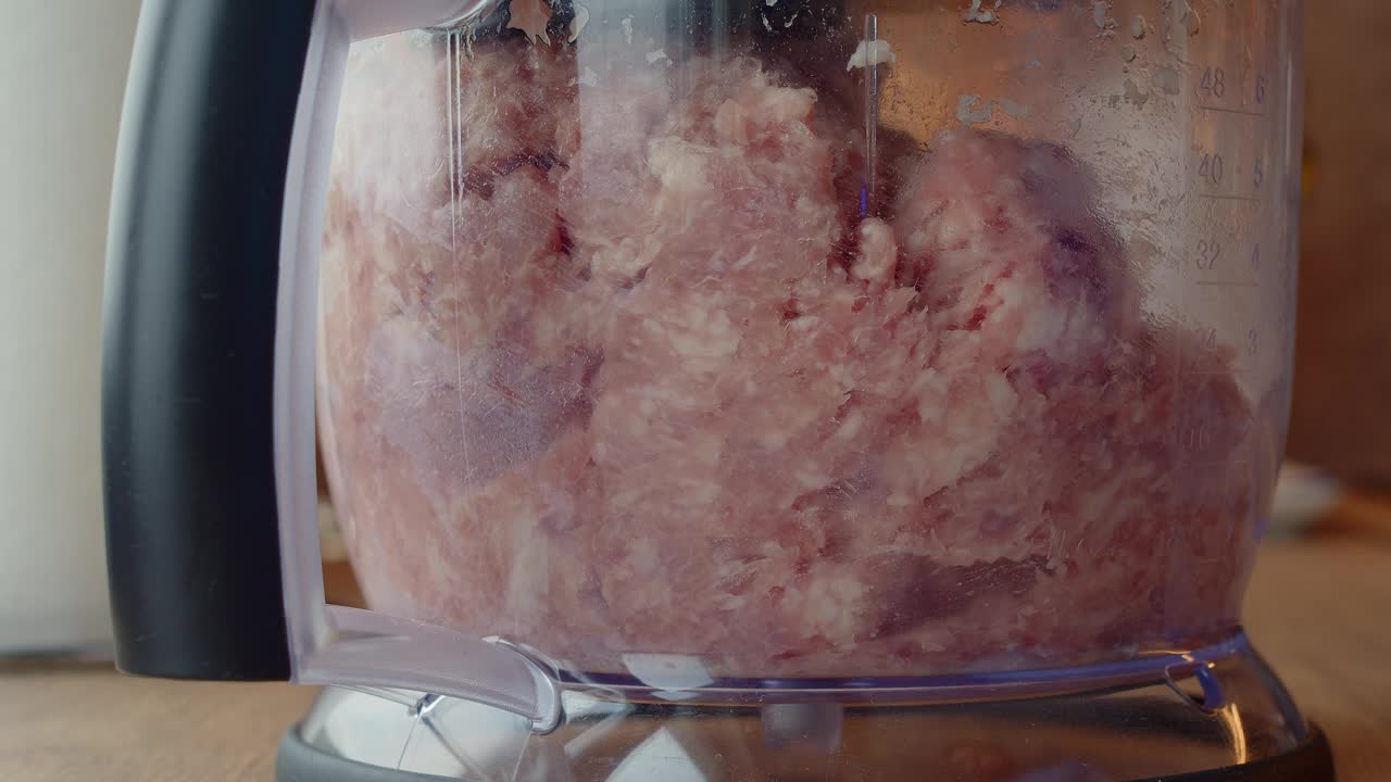 绞碎的肉放在搅拌机里绞碎的肉视频下载
