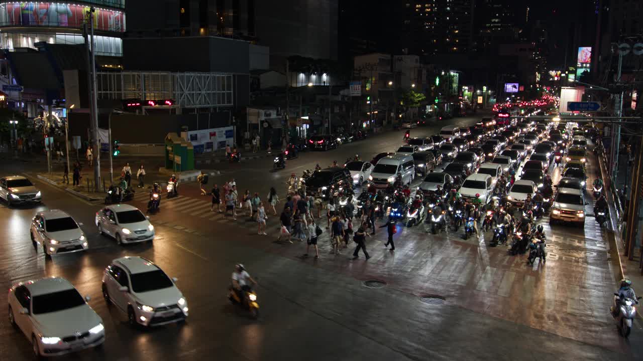 繁华的曼谷街道在夜间:行人和交通在泰国城市视频下载