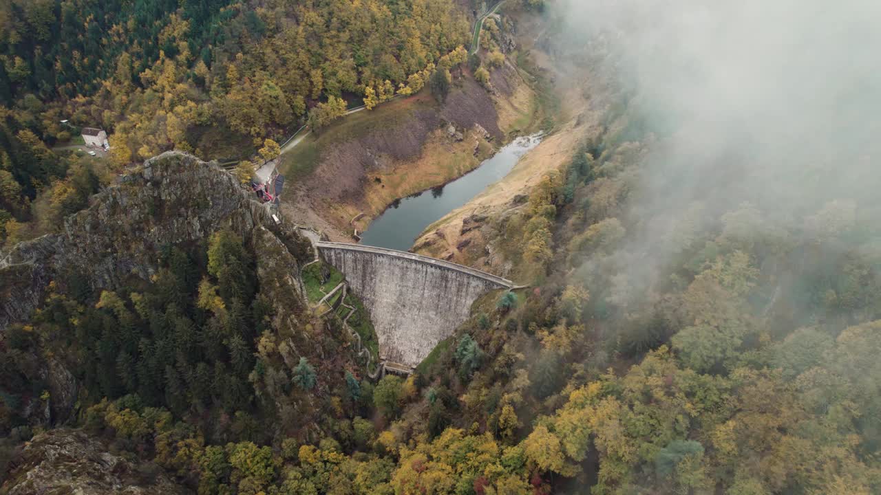 秋天，卢瓦尔省圣艾蒂安附近的古弗尔德恩特尔大坝，透过云层和雾的航拍照片视频下载