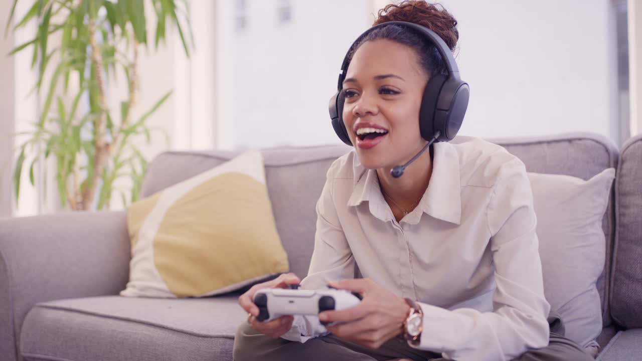 电子游戏，科技和戴着耳机坐在沙发上的黑人女人享受假期，假日和周末。娱乐，游戏和玩家女孩玩游戏与控制器兴奋，快乐和胜利视频下载