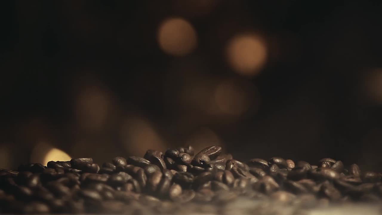 咖啡豆烟黑的背景视频下载