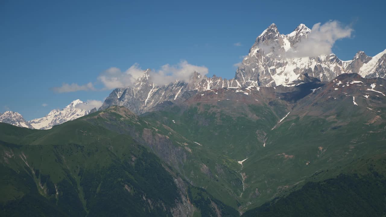 Ushba山。乌什巴是高加索山脉最著名的山峰之一。位于格鲁吉亚的斯瓦涅季地区视频下载