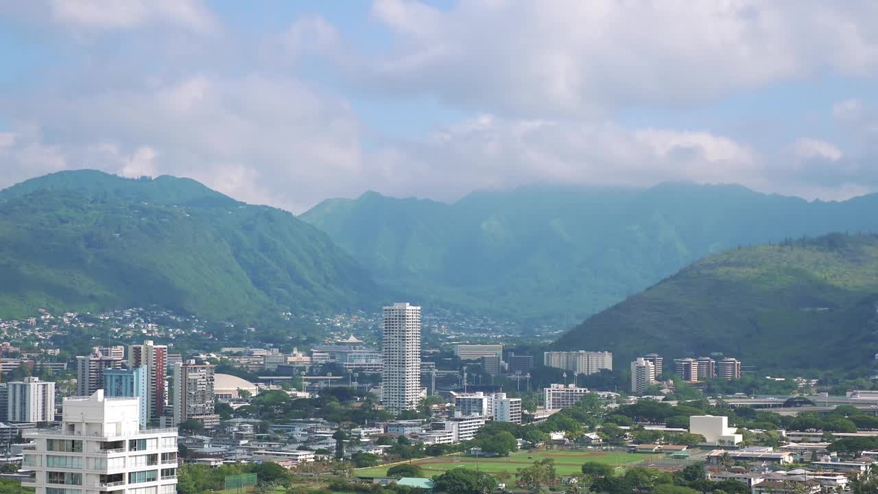 壮丽的山景俯瞰檀香山的城市密度在4k慢动作60fps视频下载
