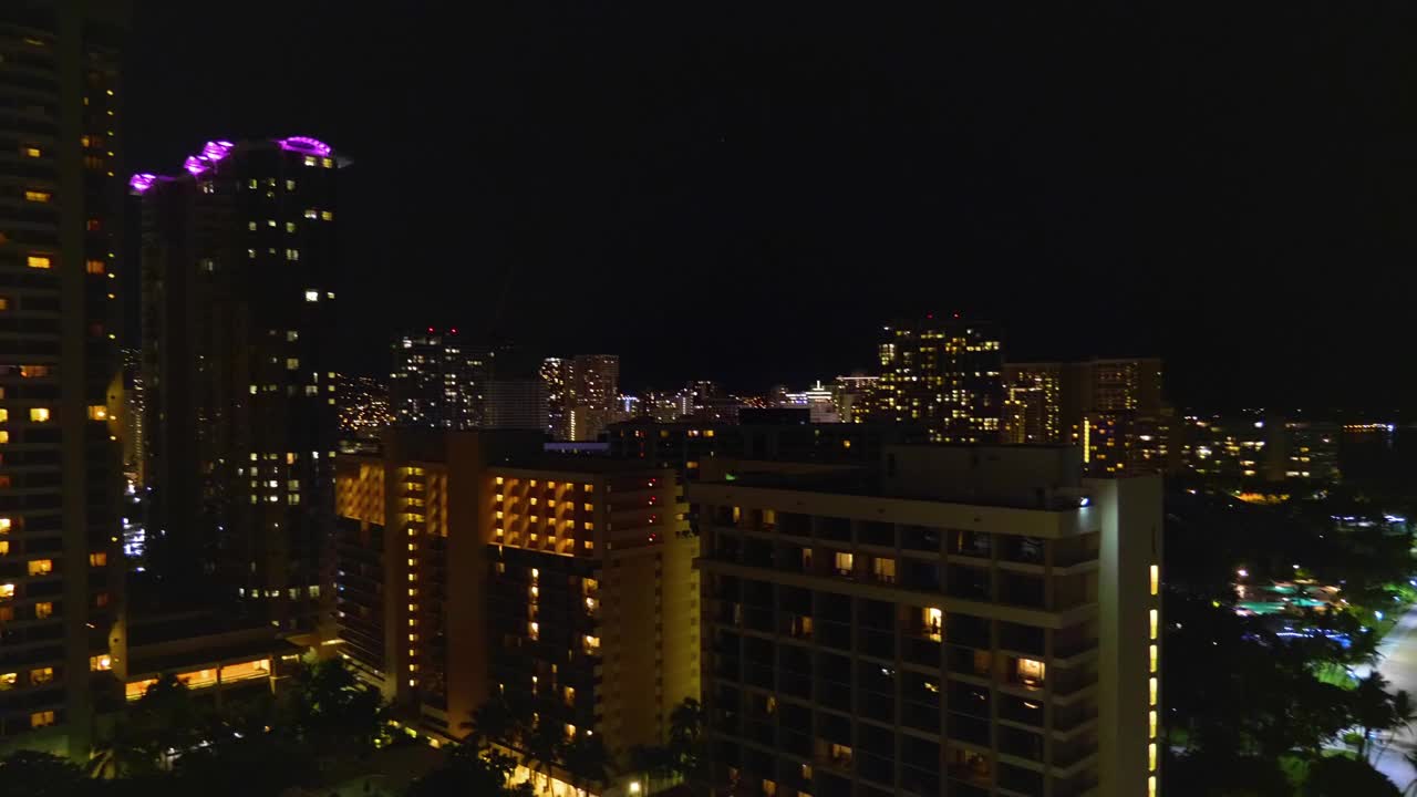 夜景照明檀香山高层建筑和海滨在4k视频下载