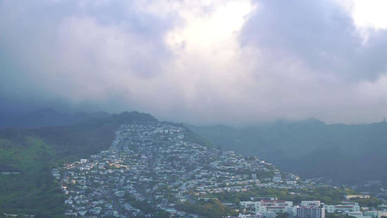 动态时间推移檀香山的山区背景和城市前景在4k视频下载