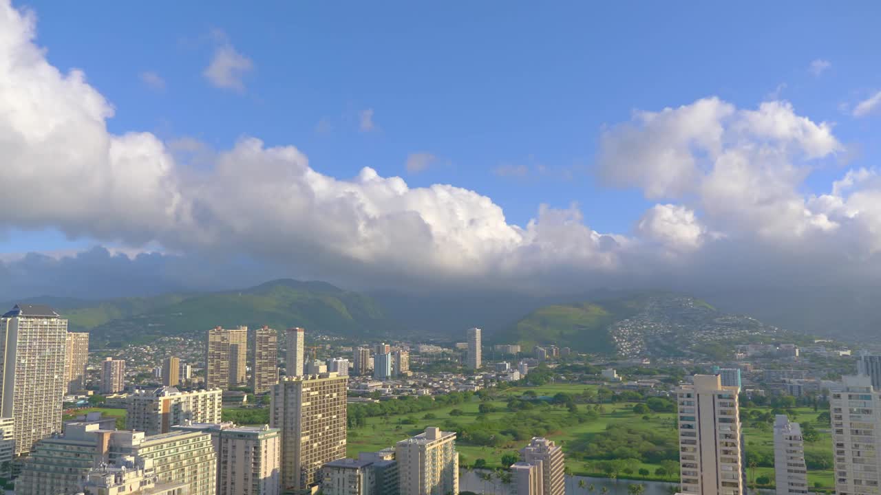 檀香山的动态城市景观和郁郁葱葱的山丘在4k延时视图视频下载
