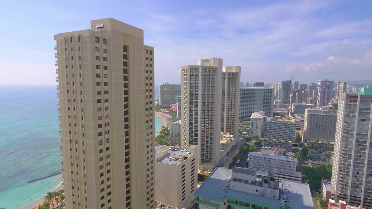 檀香山摩天大楼向上旋转的视角，周围环绕着棕榈树，4k慢动作，每秒60帧视频下载
